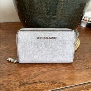 Michael Kors Pebbled Leather small jet set Zip around wallet